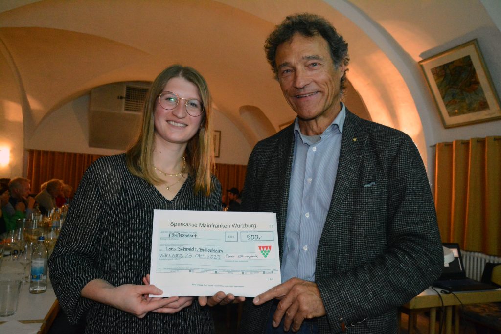 Bruderschaftsmeister Peter Schwappach gratulierte Lena Schmidt zu ihrem ausgezeichneten Arbeitsprojekt. Foto: Dr. Gabriele Brendel