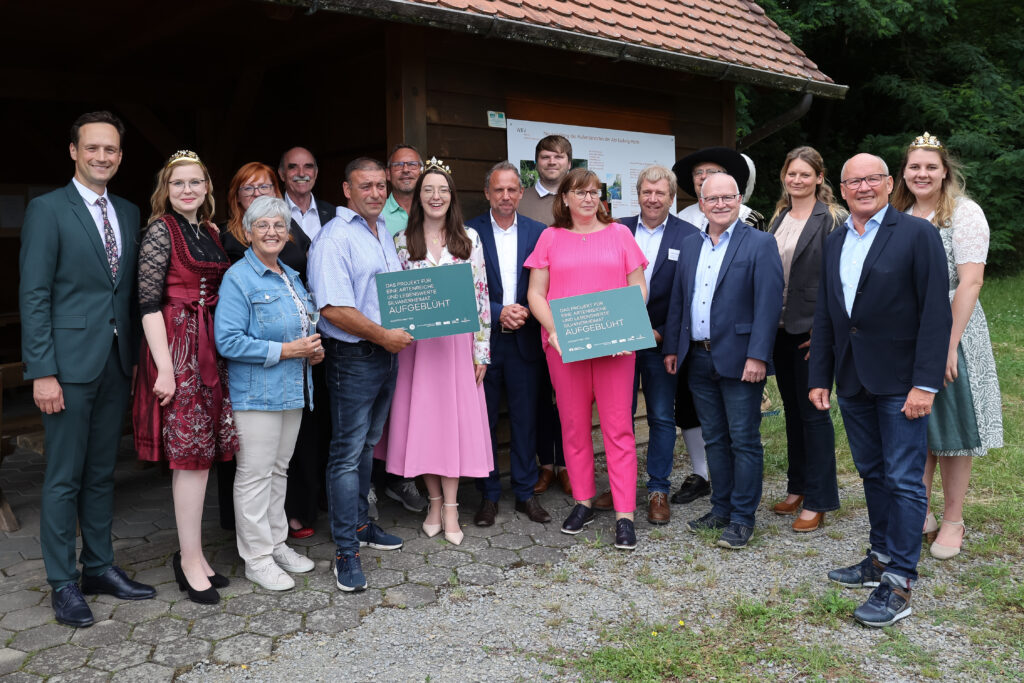 Die Gewinner des Wettbewerbs Aufgeblüht mit Staatsminister Glauber_Foto Rudi Merkl_Fränkischer Weinbauverband
