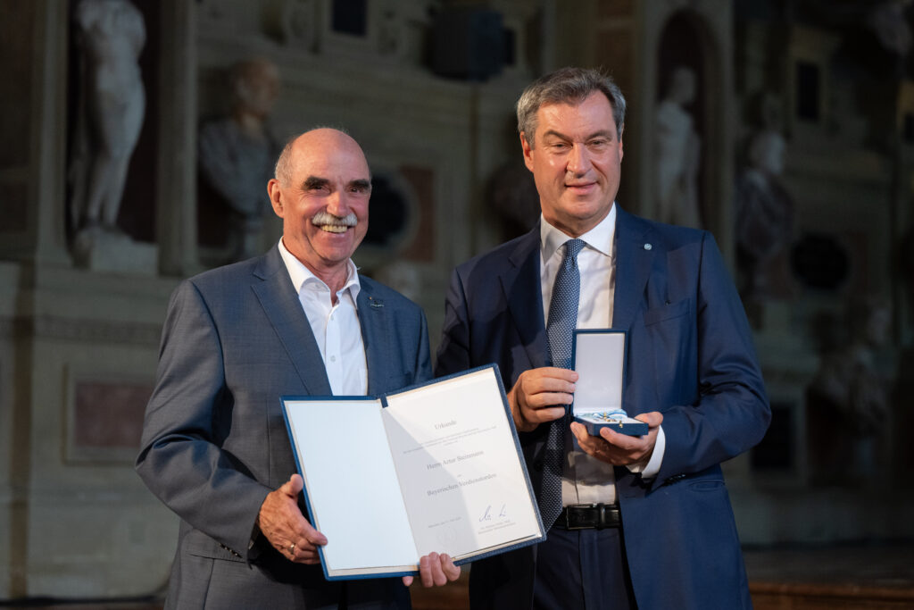 Weinbaupräsident Artur Steinmann (l.) erhält von Ministerpräsident Markus Söder (r.) den Bayerischen Verdienstorden. Foto: Bayerische Staatskanzlei