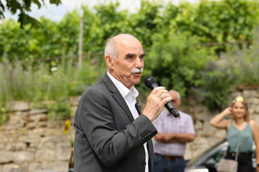Präsident des Fränkischen Weinbauverbands Artur Steinmann begrüßt die Gäste. Foto: Rudi Merkl/Gebietsweinwerbung Frankenwein-Frankenland GmbH